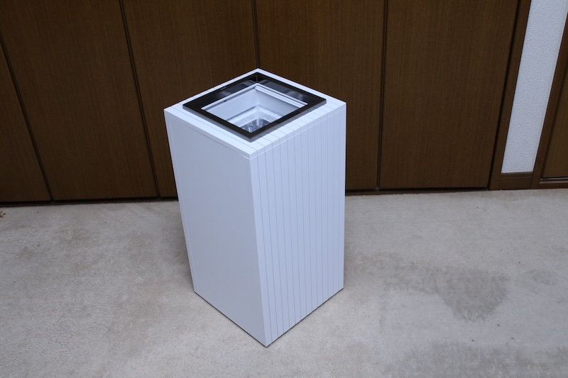 さくらドームのZitA SQUARE。スリムなデザインと、筆者の知る限り自動開閉ゴミ箱でセンサーを細かく設定でき、どんな用途にもオールマイティに対応できる失敗のないゴミ箱