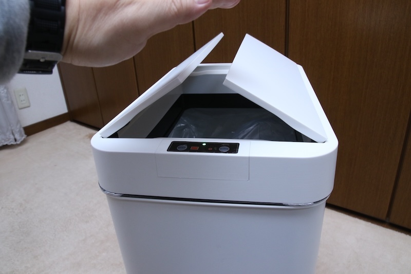 センサーが上部についているゴミ箱。標準的なタイプでセンサー感度を調整できるタイプとできないタイプがある