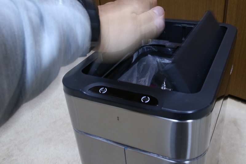 センサーの反応するタイミングで誤動作を防止するottostyle。センサーに対して横向きに手をスライドしても反応しづらく、振り下ろすと反応する。人通りが多くても横を通り過ぎる人には反応しにくい