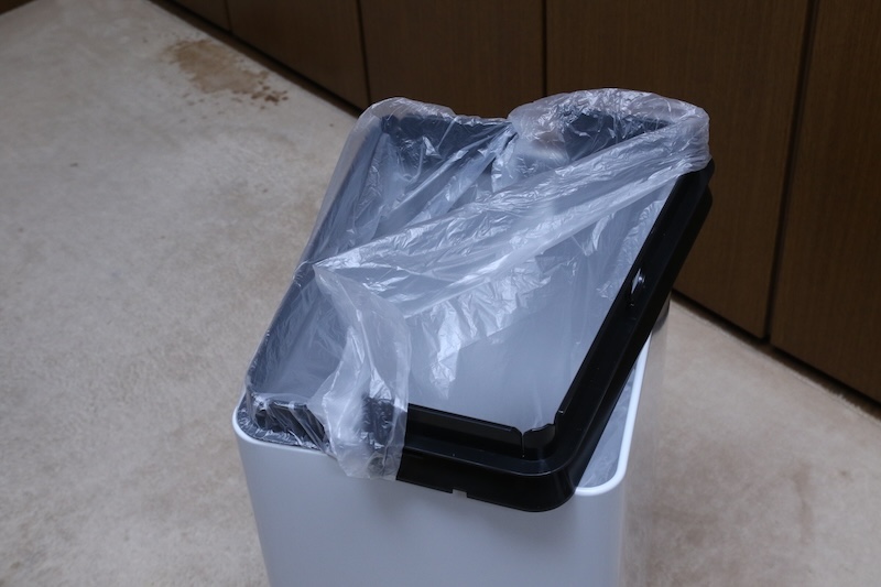 それぞれに挟み込む袋の長さを間違えると、もう片方の押さえに引っ掛からなくてやり直しになるのは面倒。押さえが固く、パッチンと入れるのに力がいるのも気になりました