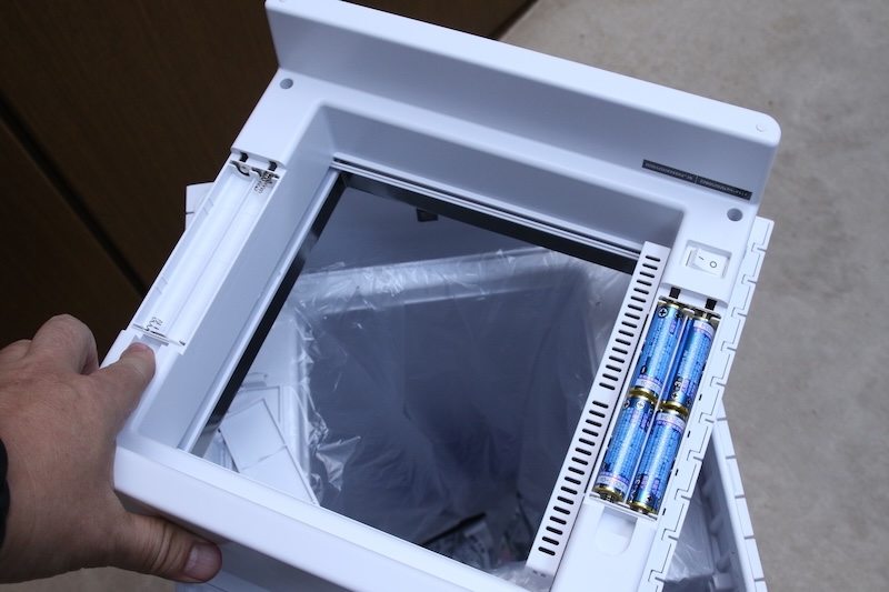 ZitAの電池ボックスは2か所あり、片側に単3電池を4本入れるだけで約半年利用できる。8本全部入れると電池寿命が倍の1年になる