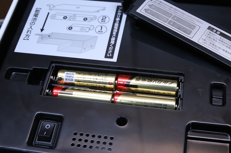 山善は単3電池6本仕様。筆者の計算だと電池寿命はだいたい半年