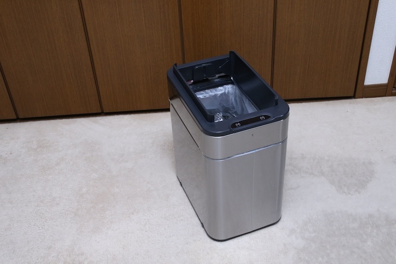 標準で添付されているキャスターを付ければ、オフィスやリビングなどで移動するのに便利