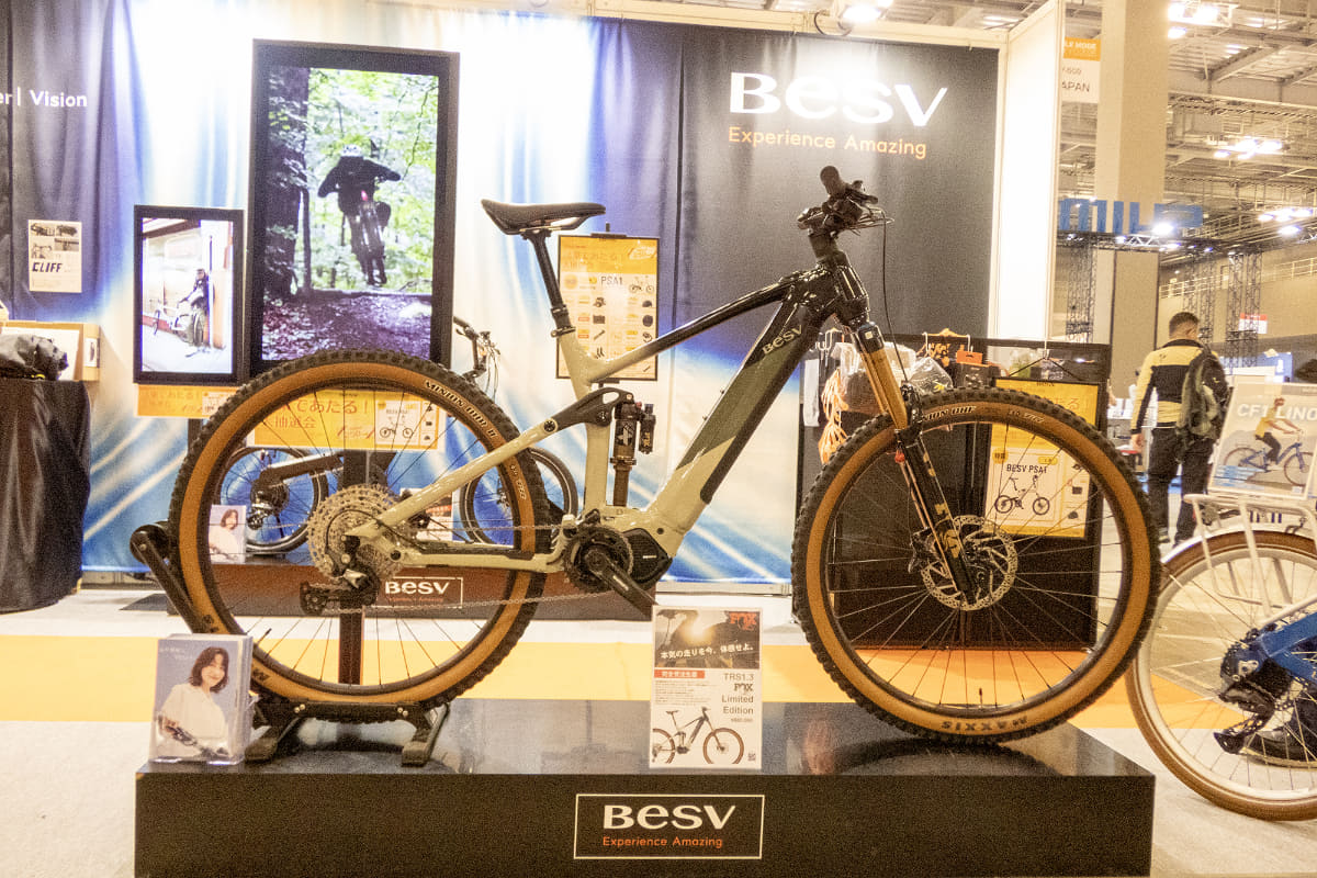 こちらはFOX(フォックス)のサスペンションを搭載するフルサスe-MTB「TRS1.3」