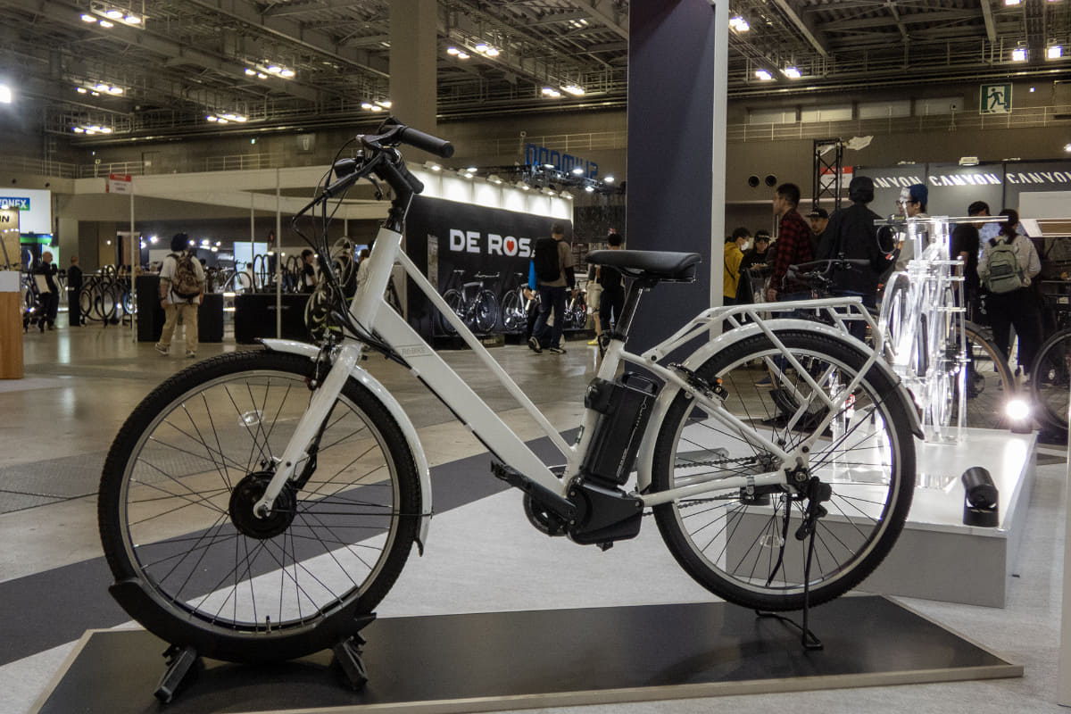 回生充電で最大1000km走行可能だという丸石サイクルのクロスバイク「Re:BIKE」