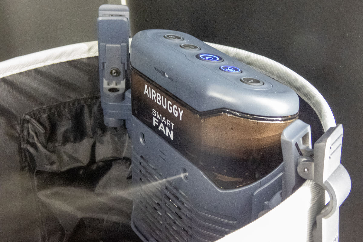 AIQBUGGY(エアバギー)「SMART FAN＋AI」。価格は22,000円。送風ファンとツインマイクロミストで涼しく、さらにオゾンの脱臭機能も搭載。手持ちのペットキャリーに後付けできます