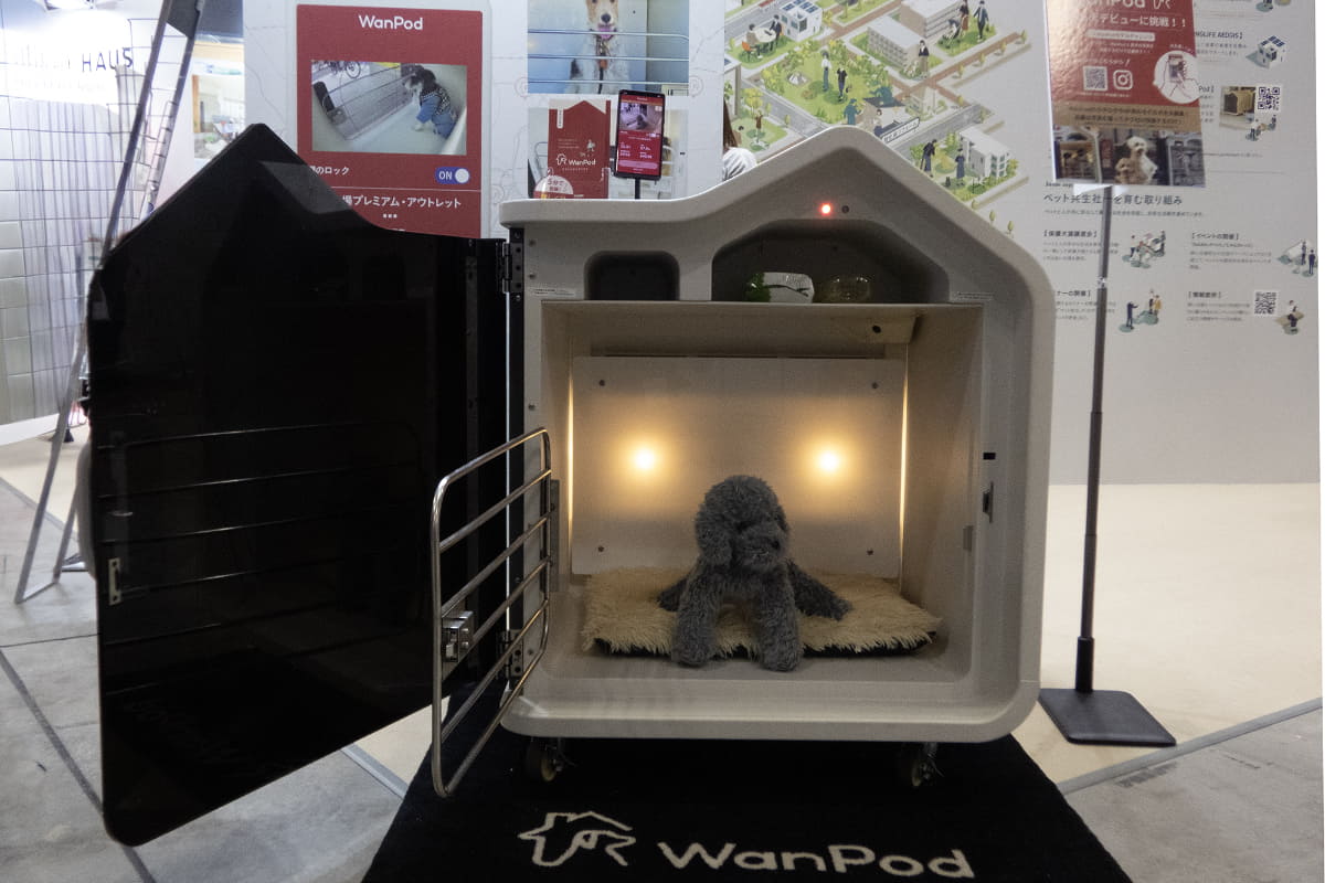 旭化成が展開するスマートドッグハウス「Wanpod」。ペット同伴ができない場合に、クルマや店頭で待たせるのは心配……という場合に活用する愛犬専用の特別待機室。完全会員制のサービスで、1分30円で利用が可能