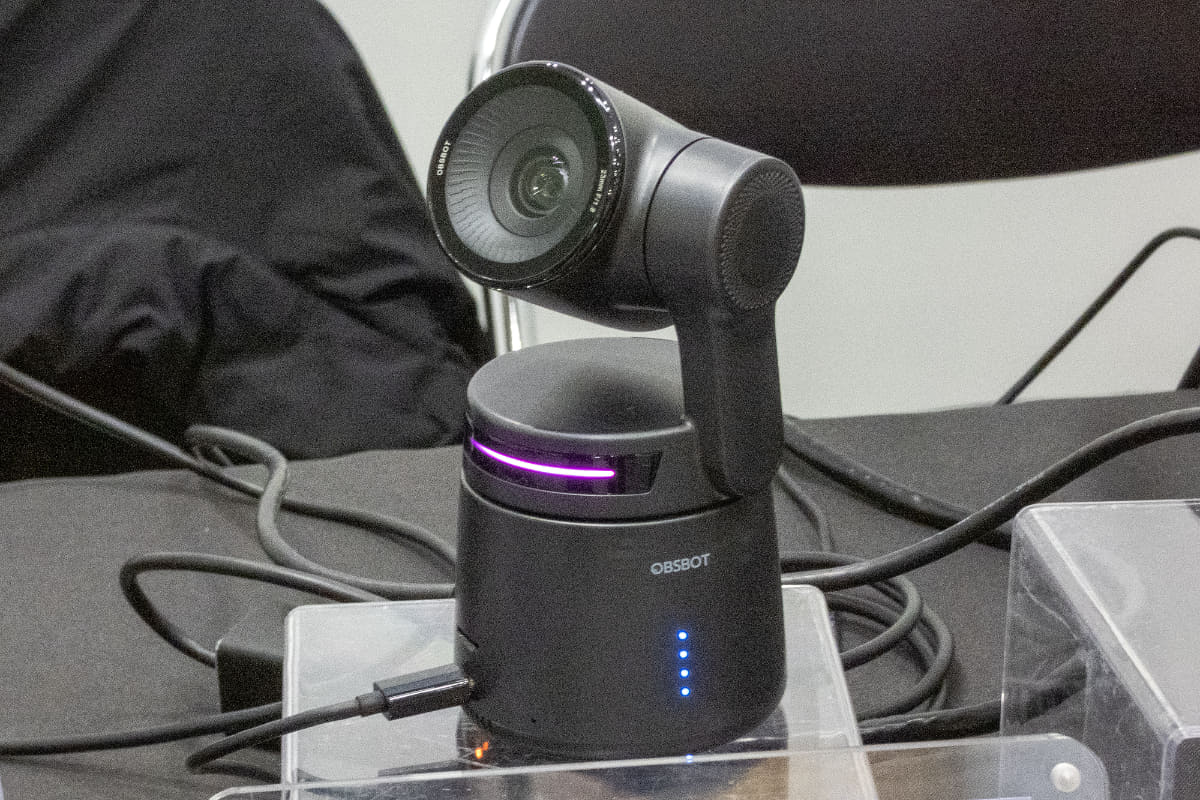 AIによる自動的な追跡が可能なストリーミングカメラ。日々のさまざまなシーンでの活用や配信役立ちますが、お出かけ先のペットを360°しっかり追跡