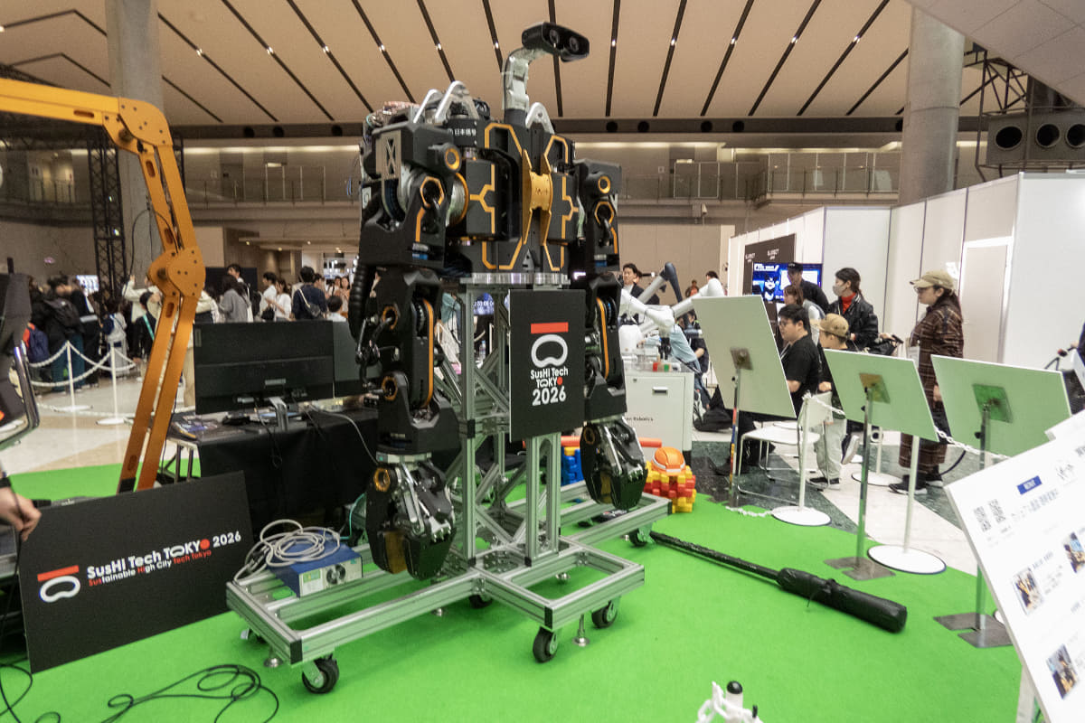 鉄道設備における高所重作業の解消を目的に開発されたロボット。人が直接操作することで複雑・多様な作業環境に柔軟に対応可能