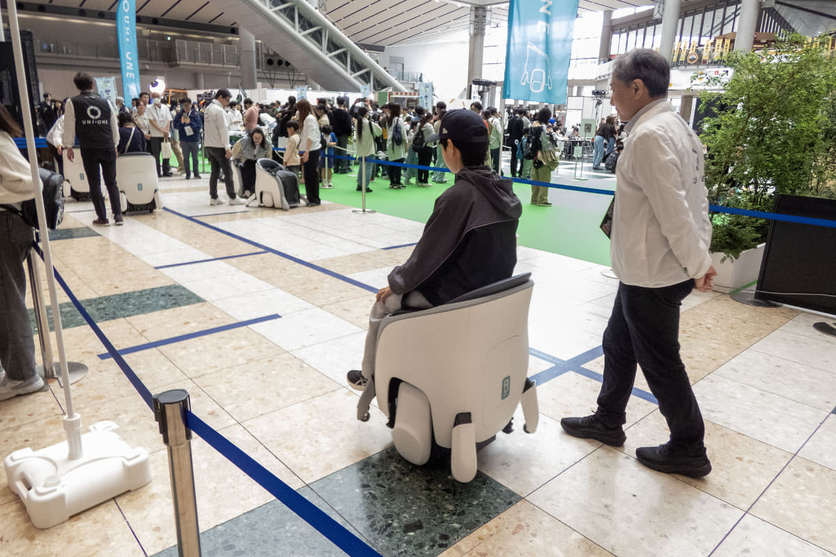 ホンダの参考出展「UNI-ONE」。手をつないで乗れるモビリティロボット
