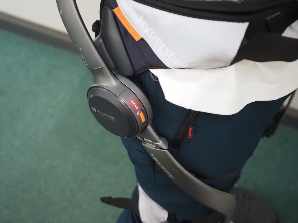 本体の腰辺りにあるボタンを押すと起動する