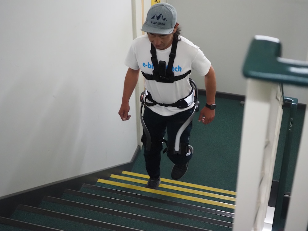 階段を上っているとぐいぐい進んでいく