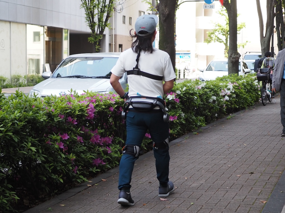 街中を歩くと、ウェアラブルカメラ用の胸ストラップの方が目立っている