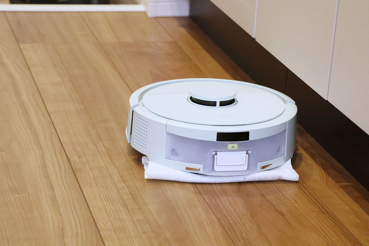 水拭きは、本体底面のパッドに専用または市販のウェットシートを装着するだけで準備完了