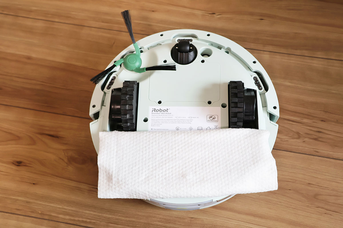 本体に床拭きシートを差し込んでいる状態
