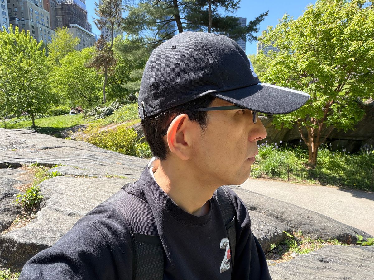 カジュアルな装いにも合わせやすいデザイン。気温は25℃前後で陽射しが強い日でしたが、REON POCKET 6のおかげで屋内外で涼しく快適に過ごせました