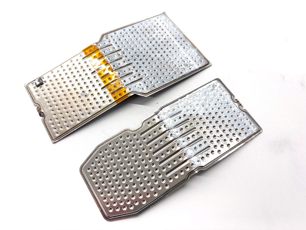 スタンダードモデルのREON POCKETとして、6が初めてベイパーチャンバーを採用しました。奥側がPRO Plus、手前側が6のパーツ