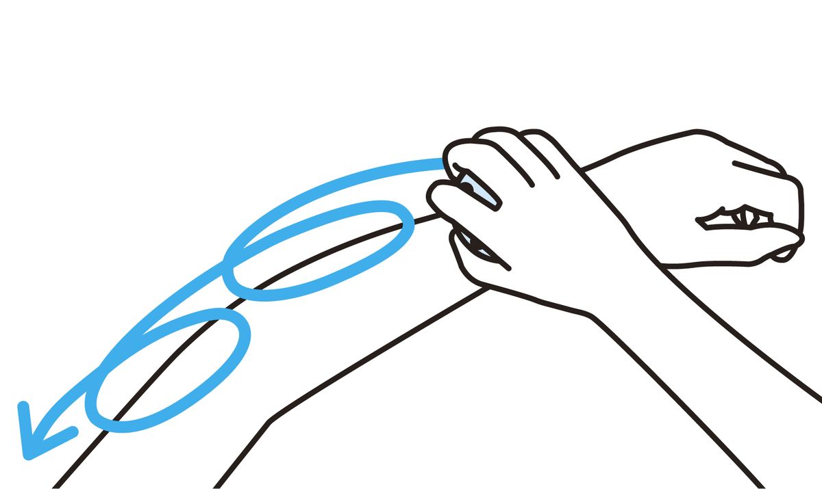 肌をなでるように円を描きながら大きく動かす