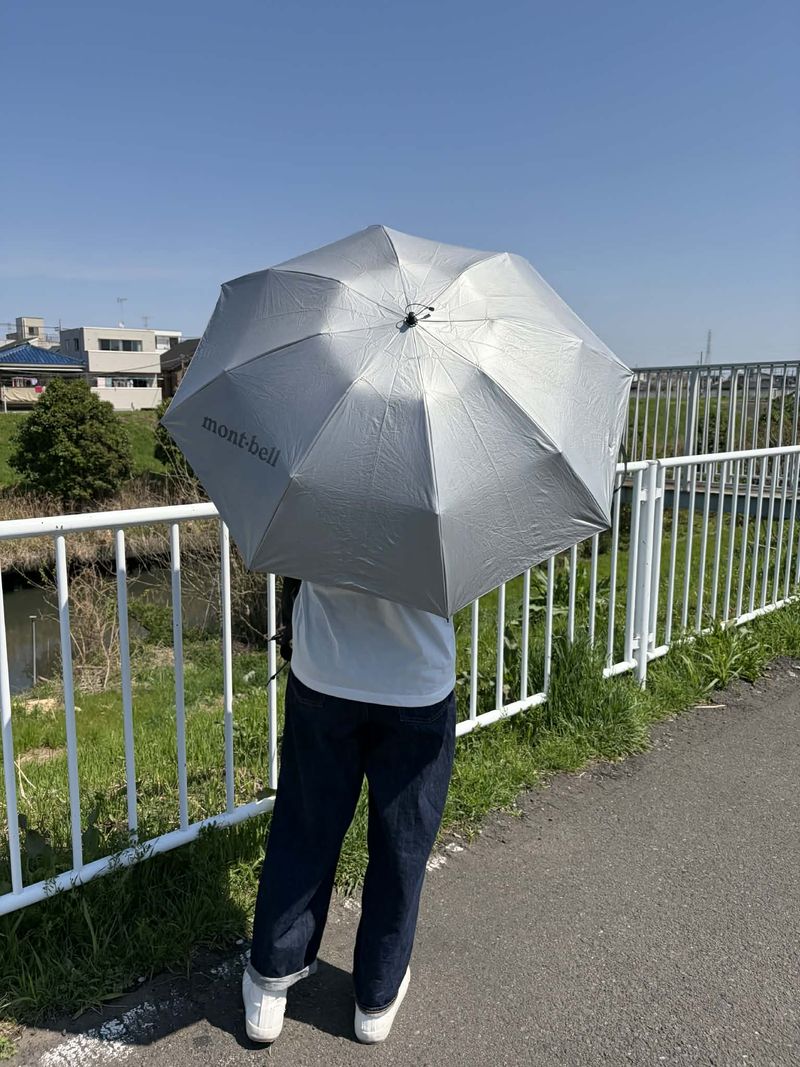 外側は銀色で内側は黒色