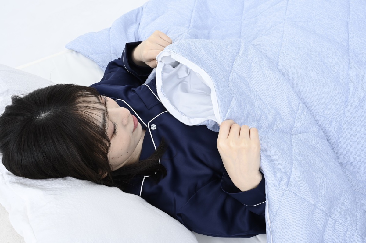 首元のファスナーを開けて、風を直接感じることも可能
