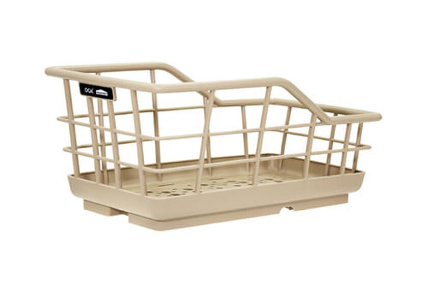 落ち着いたサンドベージュでどんな車体にも似合うデザインのOGK×WHATNOTのバスケット。約35Lの大容量で、ペット用品もすっきり収納できるうえ、しっかり固定できる安心設計が特徴