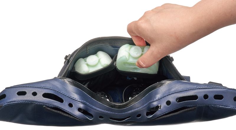 別売の保冷剤が入る専用ポケット付き