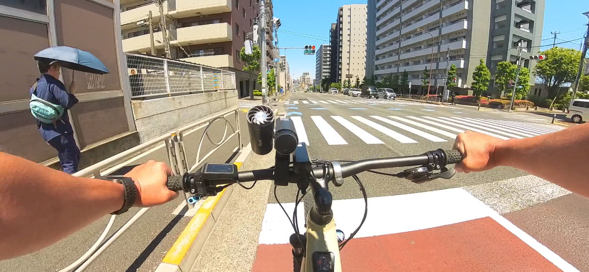 GWの自転車イベントへの移動中。夏日には届かない気温は自転車は気持ち良かったですが、日傘を差す歩行者の姿も