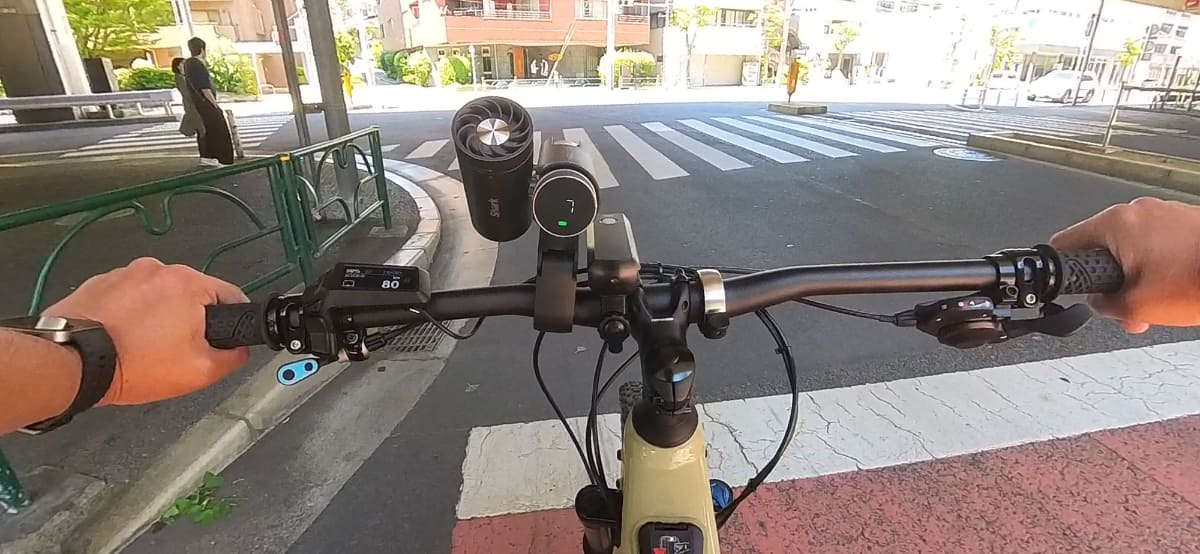 装着時は本体が平行で撮影しましたが、実際に自転車で使用する場合は顔や首に当たるように角度を変えられます