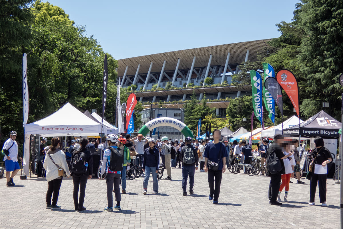 とある自転車イベントの取材にやって来ました。この日は風が気持ち良かったので着替えも不要でしたが、通常は冷却シートで体を拭いたり着替えたりします