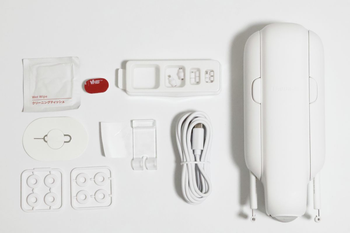 「SwitchBot カーテン3」は、開封時こそパーツがたくさん入っていますが、今回使ったのは2つだけ。残りはさまざまなカーテンレールに対応するための予備パーツや、充電ケーブルなど