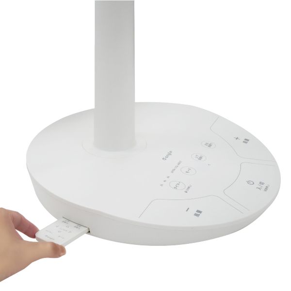 本体ベースの左側面にリモコン専用の収納部を備える