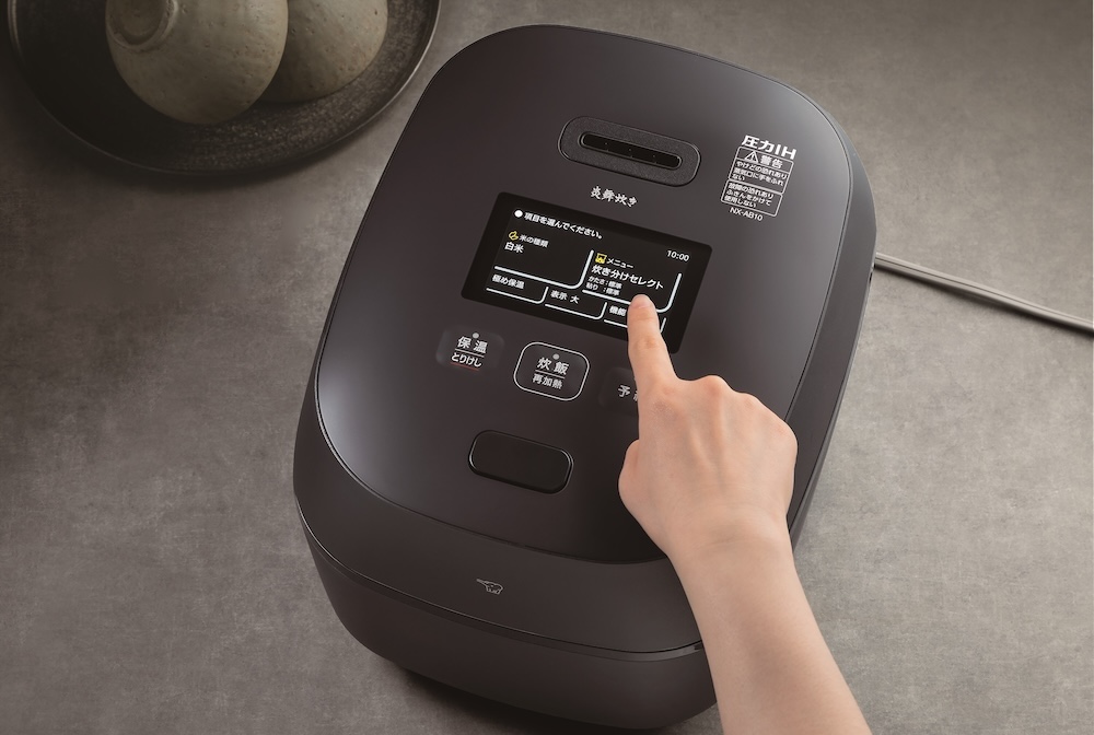 直感的に操作できるカラータッチ液晶を搭載