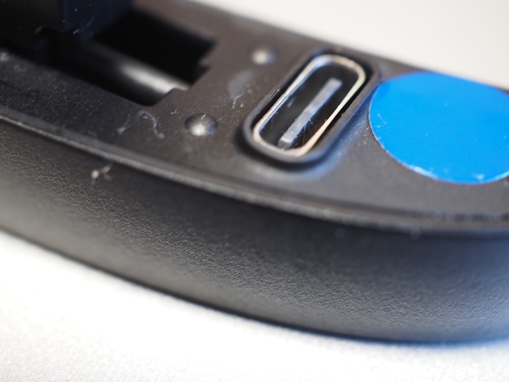 充電はUSB Type-Cで行なう。貸し出し用のために青いシールが貼ってある