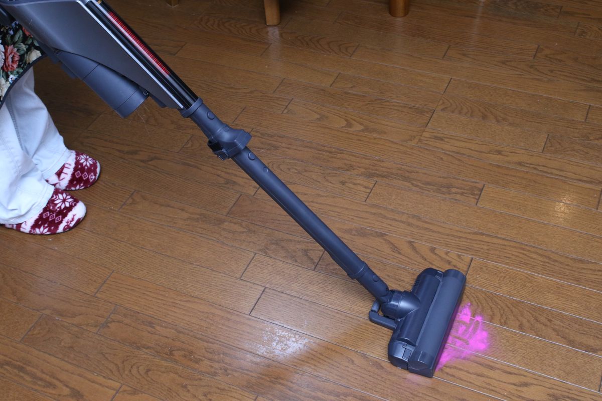 ゴミがあると赤ランプに切り替わり、吸引力MAXまで棒グラフが上がる。これで毛足の長いじゅうたんの奥に潜むゴミも吸い込む