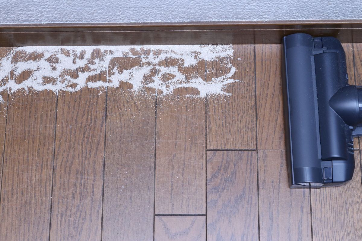 VC-CLZ74DSでは、残留ゴミベルト地帯がまったく残らなかった。フローリングではブラシの回転数を落とすので、砂ゴミが撒き散らかされない。この違いは大きい!