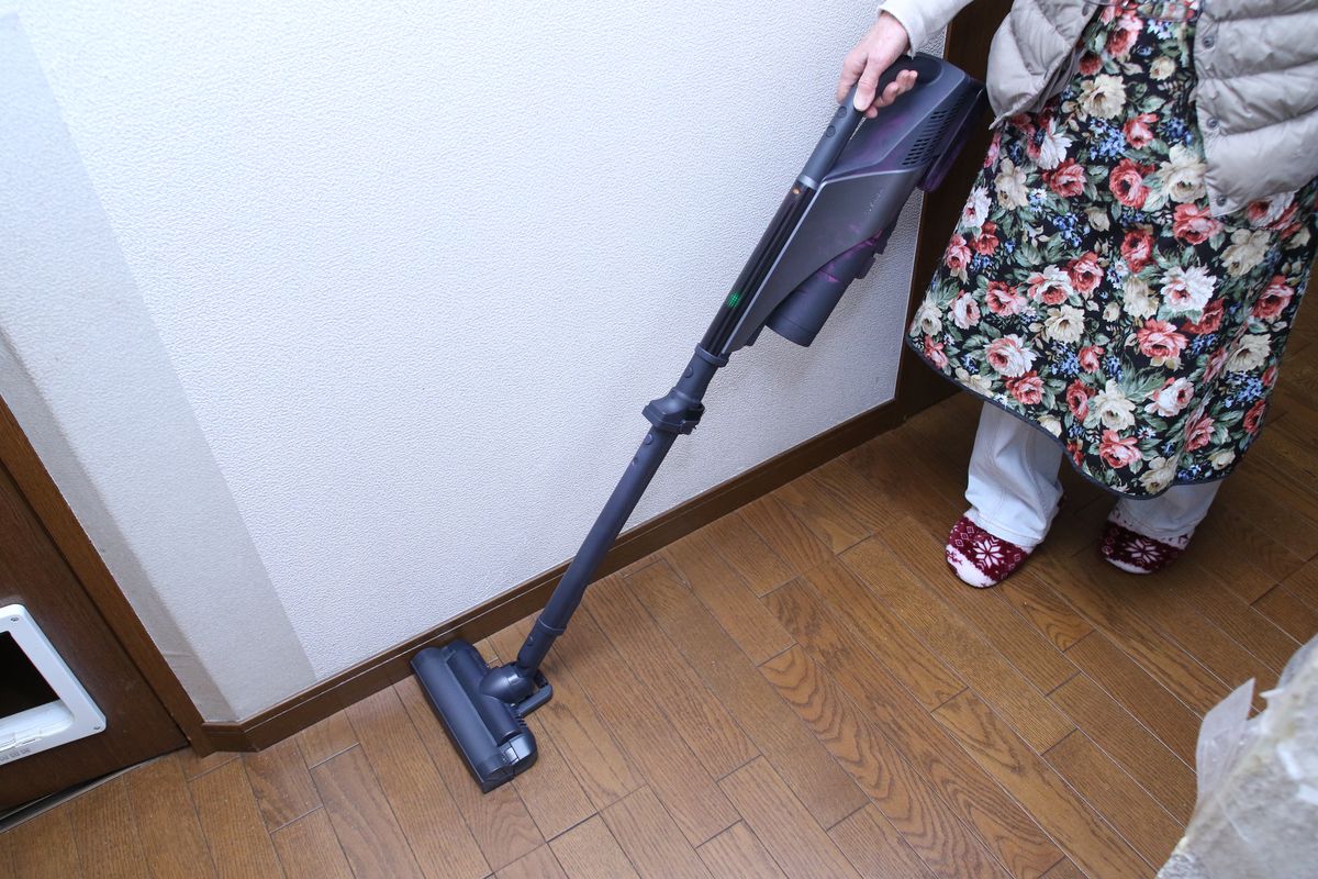 壁やエアコンを掃除するには重いが、普段使いではほとんどの重さが床にかかり、自走式でスイスイ進むので思ったより軽い。ダストステーションからの取り出し方は、手前に引くだけで分離できるなどメーカーに工夫してもらいたいところ