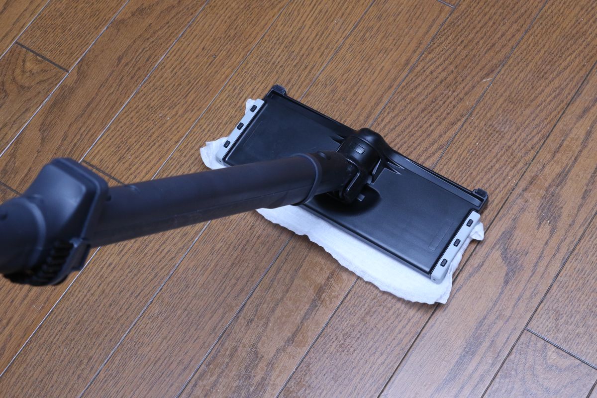 掃除機がけとワイパーがけ、水拭きを同時進行できるから、お掃除の時間は半分に時短できる。裸足族も大喜び