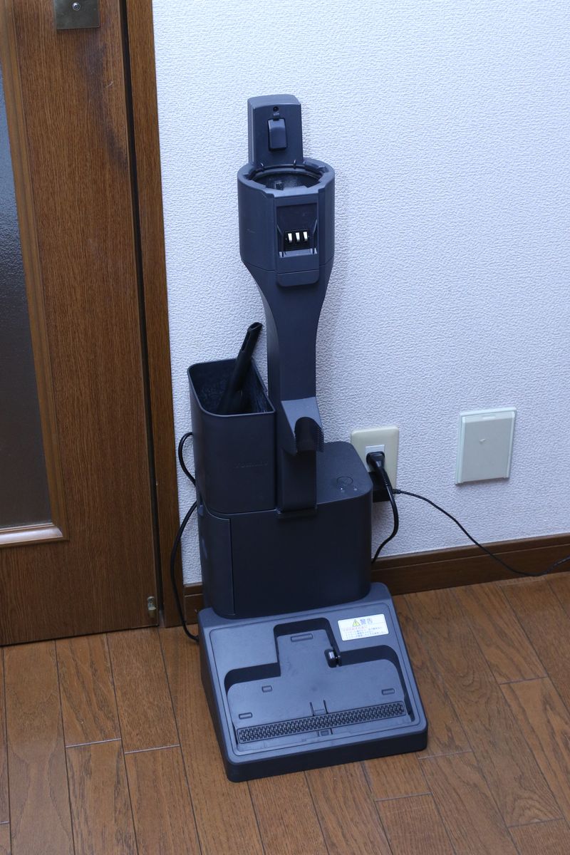 ダストステーションの進化がビックリ! 先端ツールやダストステーションの紙パックの予備を片づけられる、左横のバスケットも使いやすい! 何で今までこれがなかったの? と思うほど