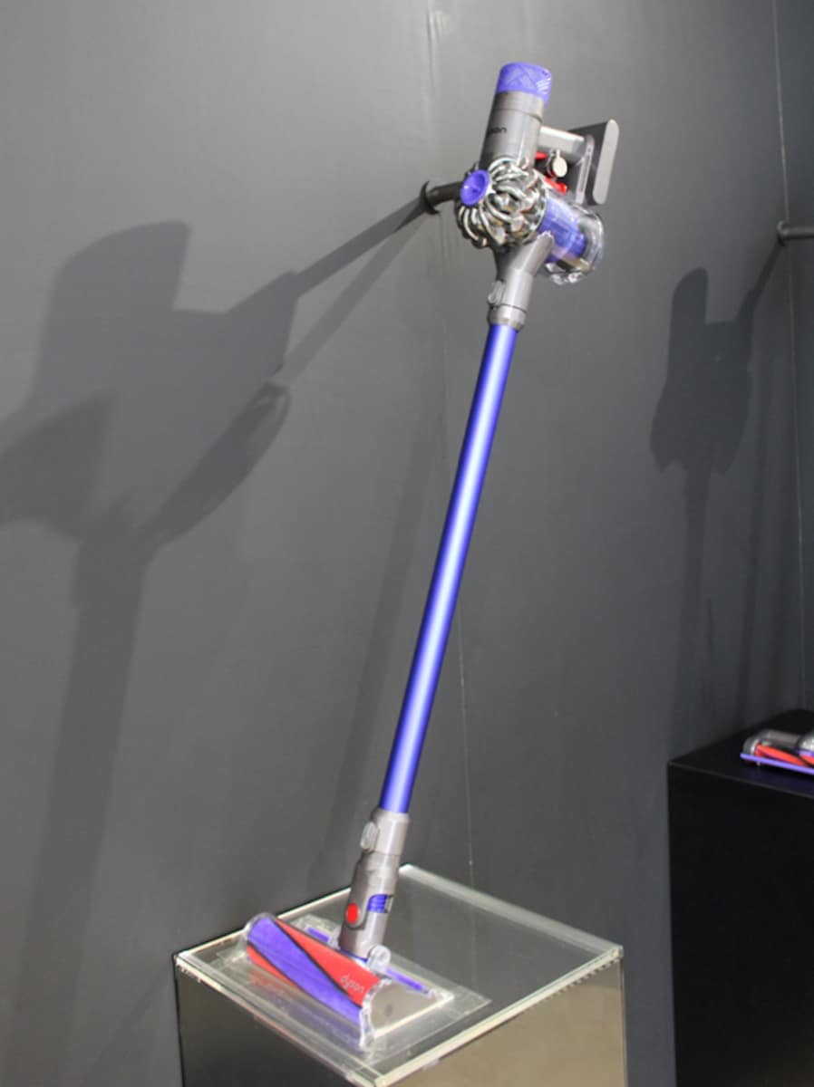 Dyson V6 Fluffy：特許技術のサイクロン構造を採用。強い遠心力でゴミと空気を分離し、フィルター任せにせず吸引力の低下を抑える技術で、高い吸引力と集じん力を実現。フローリング専用の「ソフトローラークリーナーヘッド」を初搭載し、大きなゴミと微細なホコリを同時に吸引できる構造は、当時のコードレス掃除機として非常に画期的だった