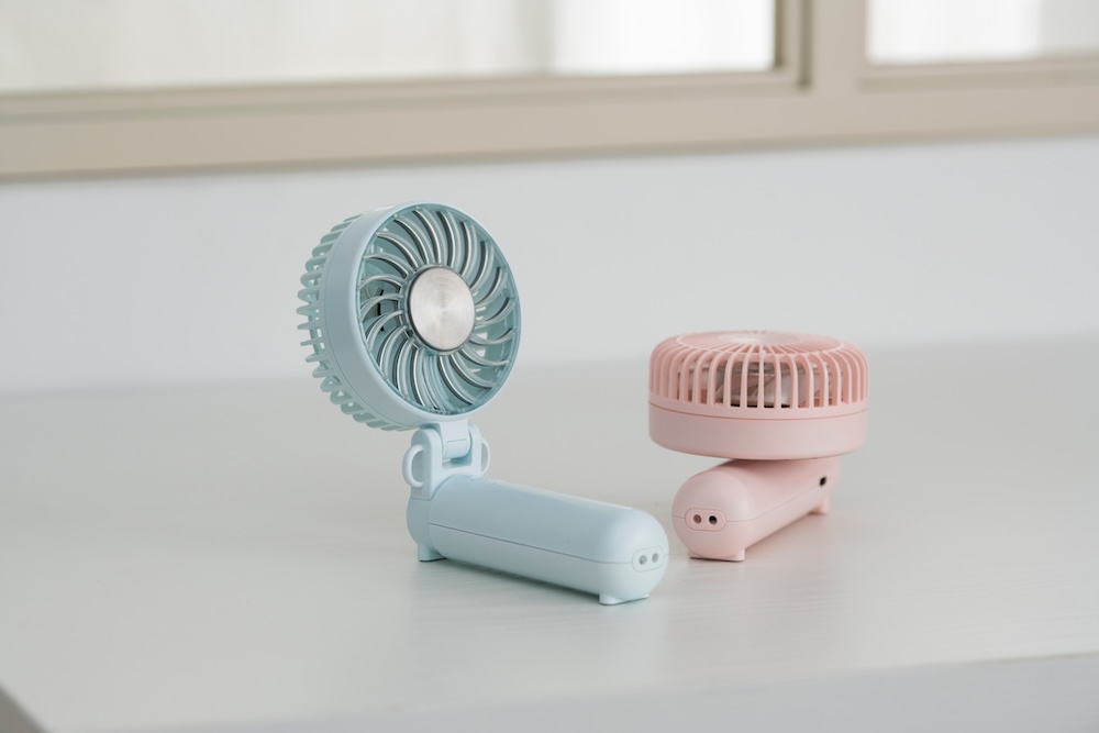 好みの角度で固定して卓上扇風機としても使用できる