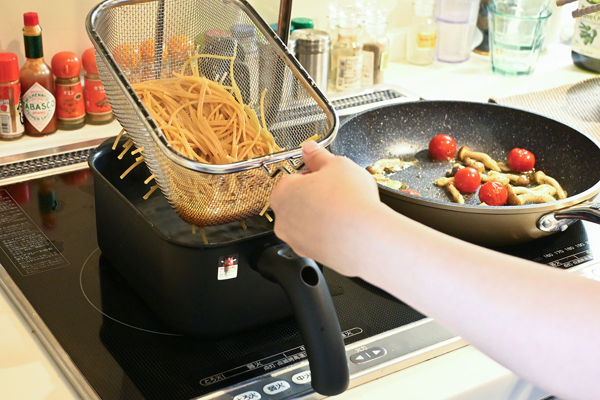特にパスタを作るときに便利。太さ1.6mmだと網目に刺さりやすかったので、麺の太さには注意です