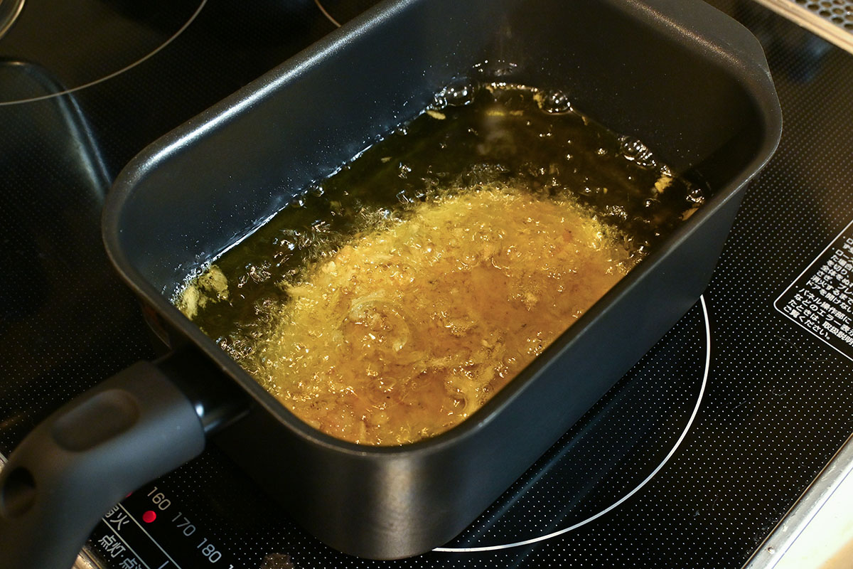 久しぶりに家で揚げ物。ジュワ〜! パチパチ! という音まで美味しい……