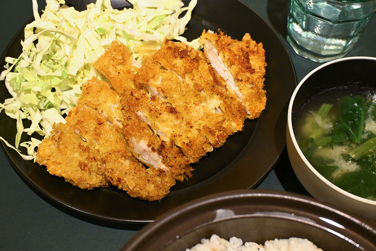 パートナーのトンカツは大盛り2枚! なんとギルティな食べ物なんだ!