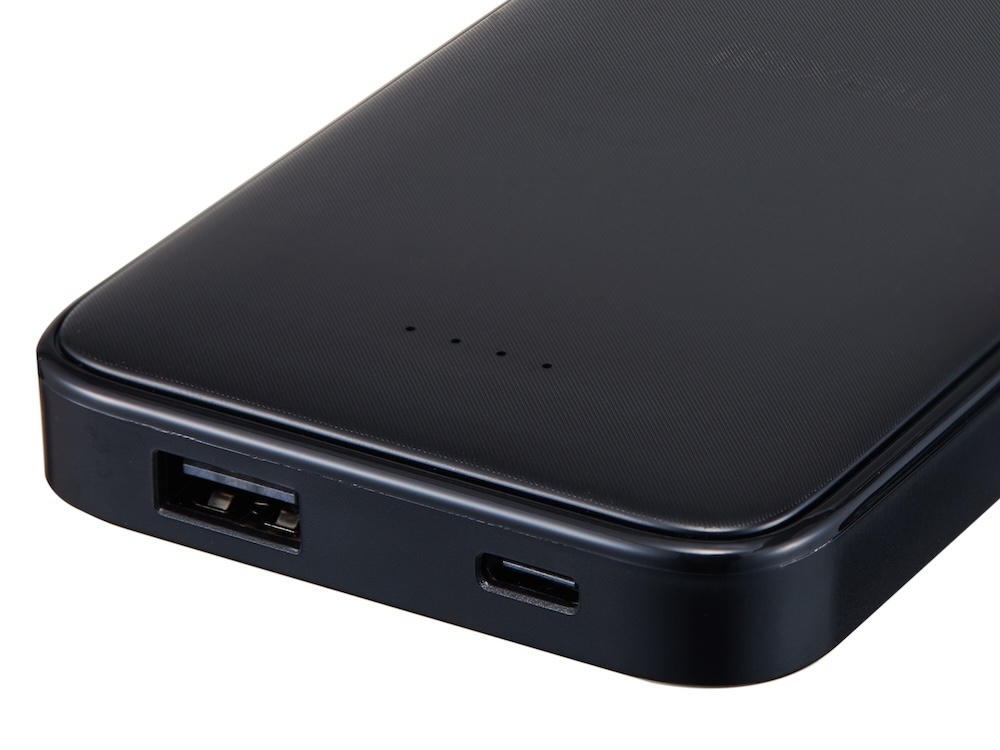 入出力両対応のUSB Type-Cポートと、出力専用のUSB Type-Aポートを各1基備える