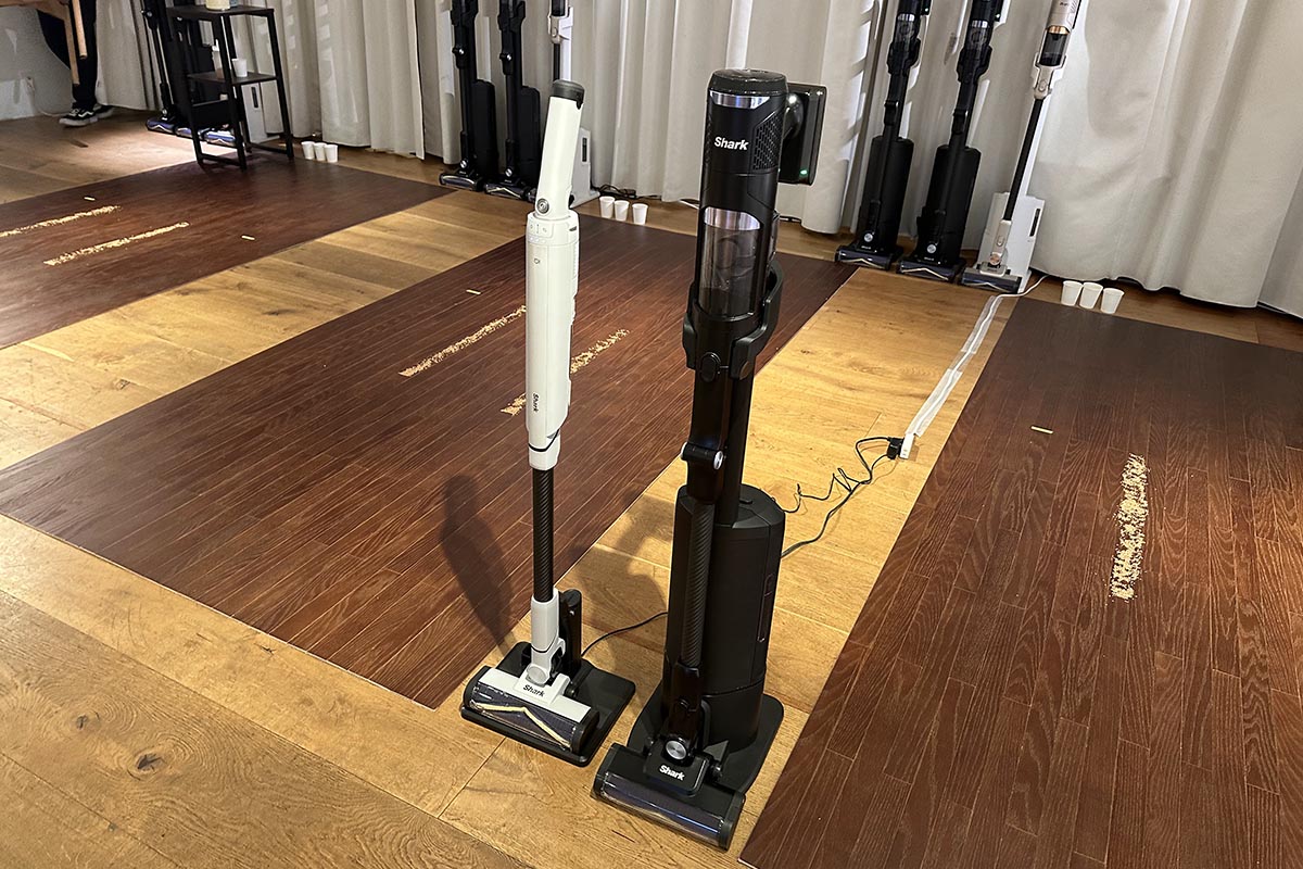 左は既存のスリム形状のShark EVOPOWER SYSTEM BOOST