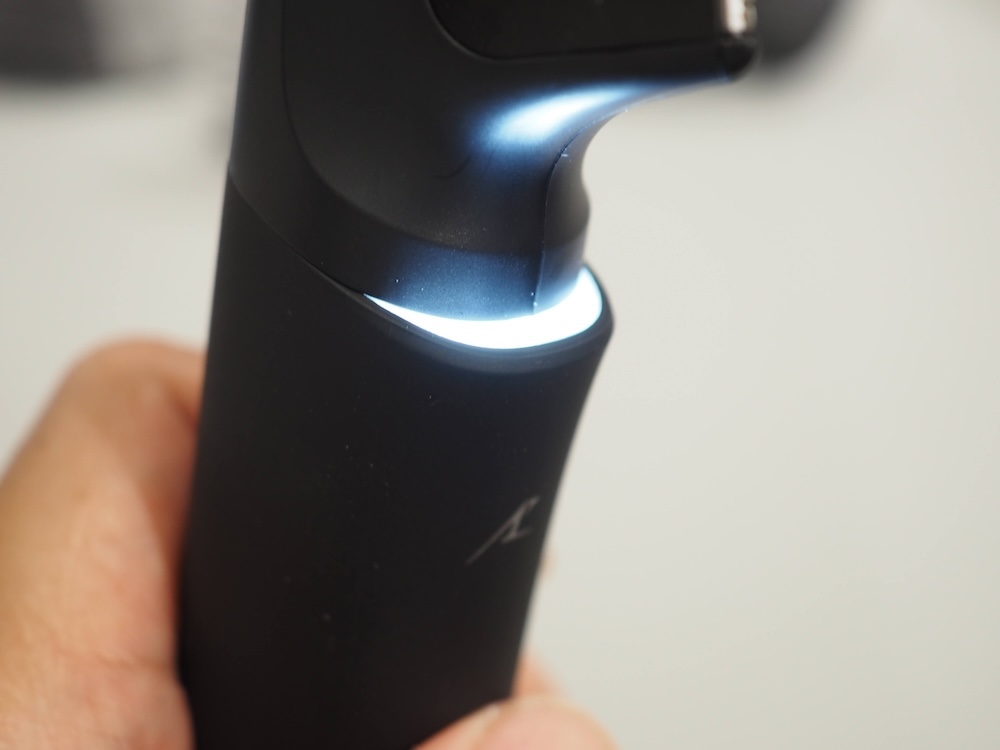 「スキンビューLED」を新搭載。電源オンと同時に、ケアするエリアを光で照らし視認しやすくする