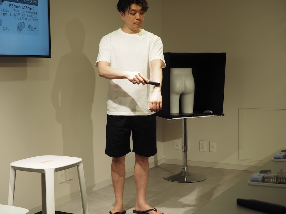 ラムダッシュ ボディトリマー「ER-GK9A」を使ったデモンストレーション。同機を使うのは初めてだという