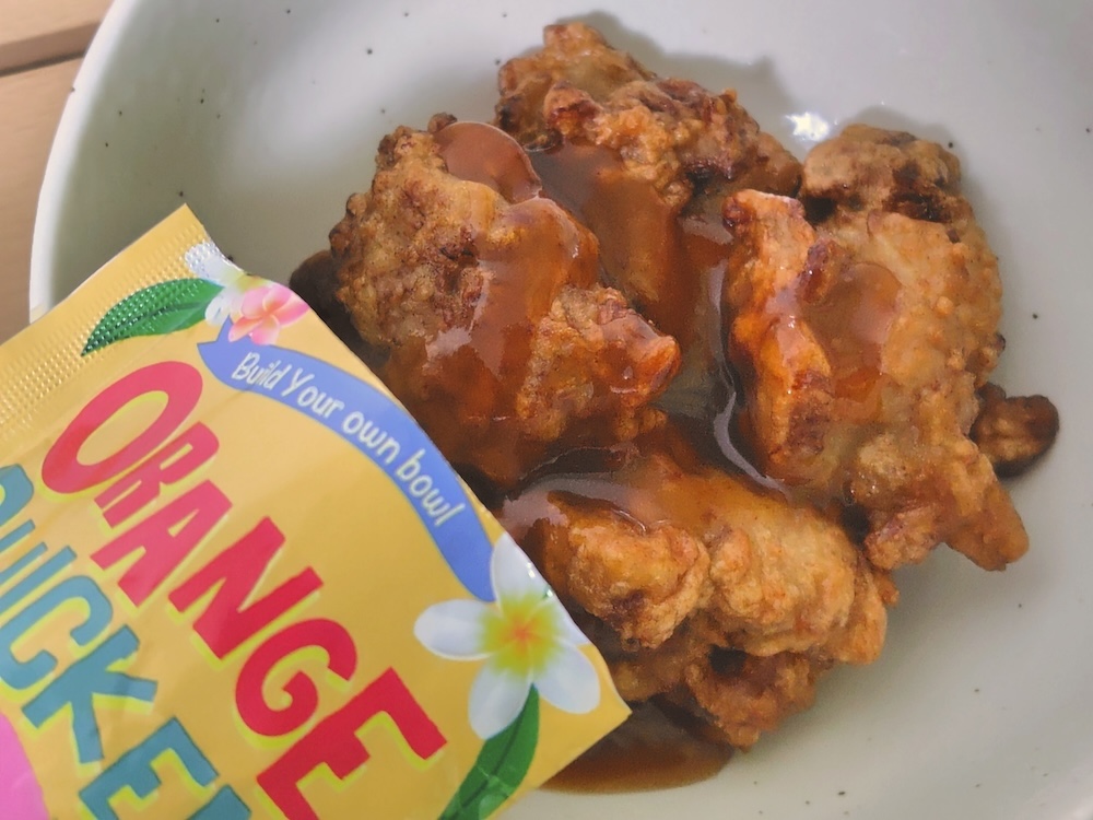 揚げたてアツアツの鶏のから揚げに和えるだけ
