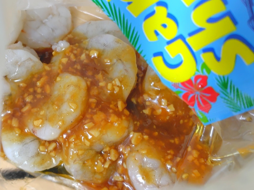 本品を加えて混ぜ、5分ほど漬け込む。今回はむきえびを使用