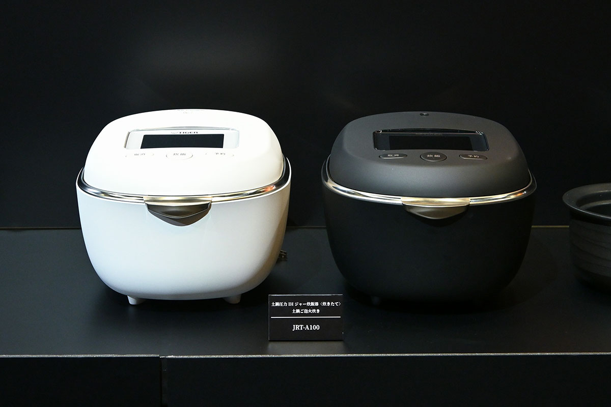 色は月白(写真左)と墨黒(写真右)